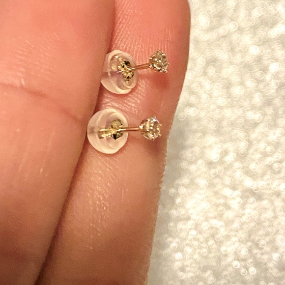 0.05carat diamond earrings - Picture 1 of 4